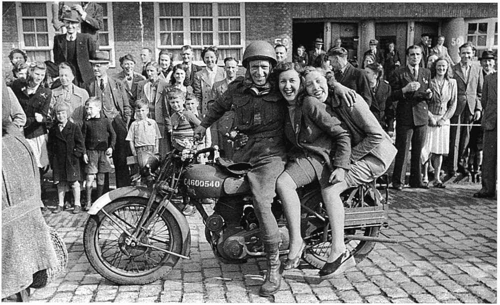 1945年，一名荷蘭女孩與加拿大士兵慶祝解放。（出版社提供）