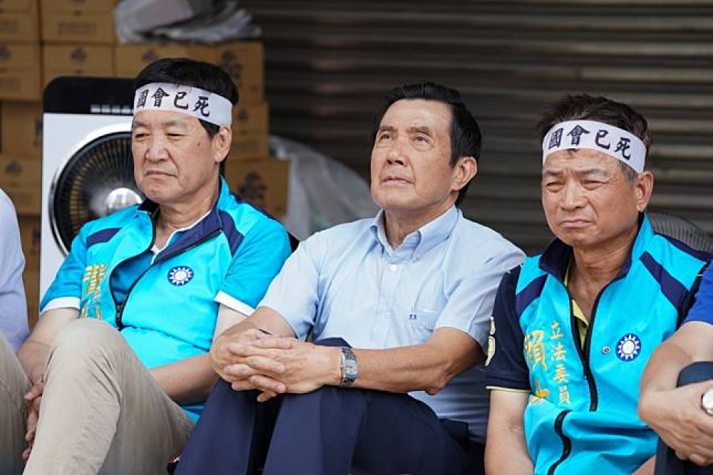 馬英九今前往立法院群賢樓聲援絕食抗議的藍委三人。（攝影：葉信菉）