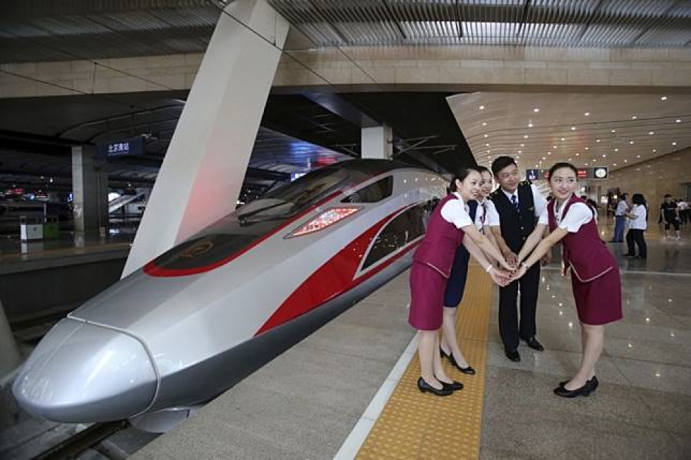 京滬鐵路「復興號」時速達350公里，為世紀最快。（美聯社）