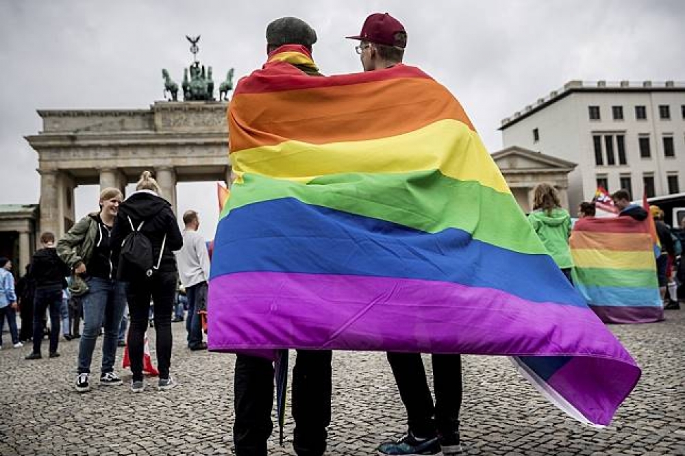 披著彩虹旗的民眾於德國柏林。（美聯社）
