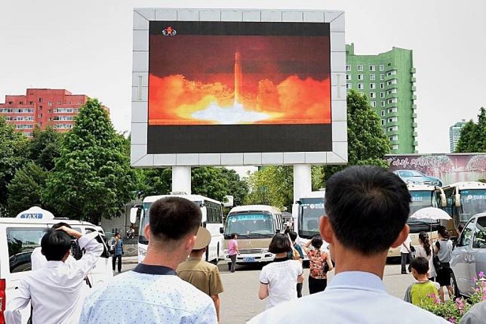 北韓首都平壤（Pyongyang）的民眾觀看飛彈試射的畫面。（湯森路透）