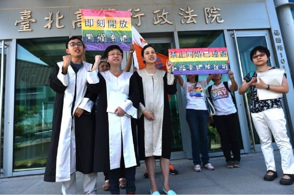 伴侶盟與律師團9日上午在台灣高等行政法院前舉行記者會，並要求法院應當即刻准許同性伴侶可以登記結婚。（攝影：李昆翰）