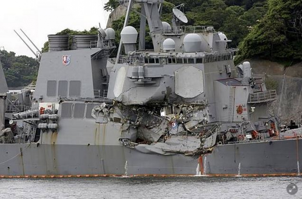 受損的美軍驅逐艦費茲傑羅號目前停在日本橫須賀（Yokosuka）的基地中。（美聯社）