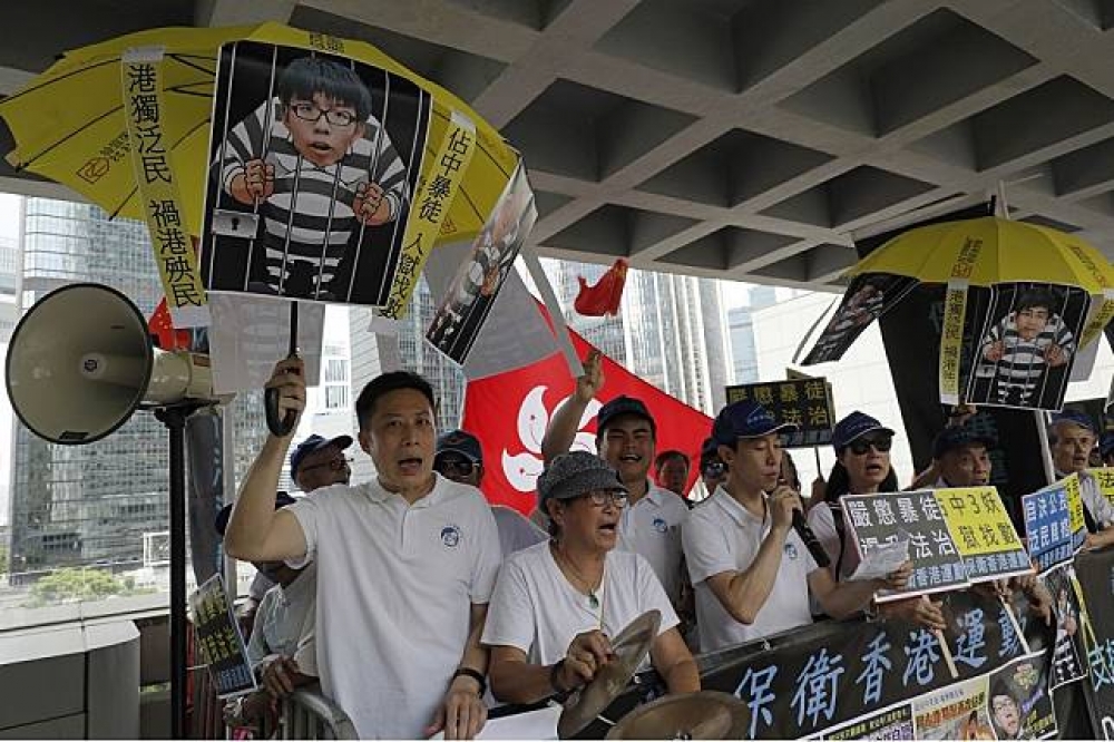 網路上已有一香港「政治犯列表」，紀錄因為一連串抗爭而官非纏身，已經或將入獄的人，人數過百，大部份都是知名人士，而且是跨黨派檢控，預告了香港將經歷一段外界無法想像的黑暗期。（美聯社）
