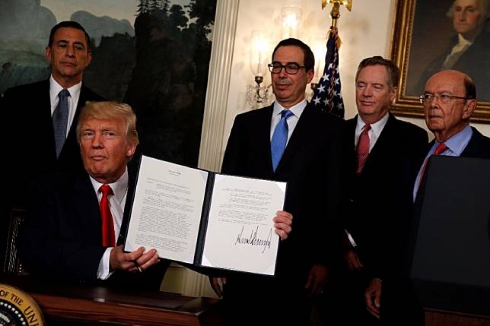 川普14日簽署備忘錄，指示貿易代表萊特澤（右二）檢視中國智慧財產權的貿易政策。（湯森路透）