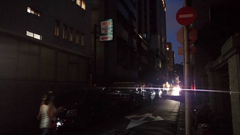 圖為台北市復興北路旁朱崙街87號兩分鐘前燈全滅，只剩車燈和逃生燈光。（攝影：李隆揆）