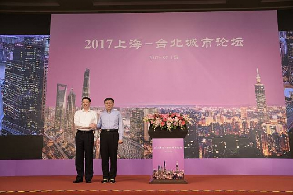 雙城論壇在上海登場，台北市長柯文哲表示，「兩岸一家親」總比「一家仇」要好。圖左為上海市長應勇。(台北市政府提供)