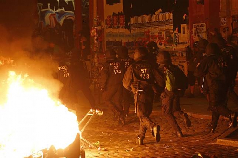 G20漢堡峰會前夕，示威活動淪為暴力衝突，德國警方派出鎮暴警察應對。（湯森路透）