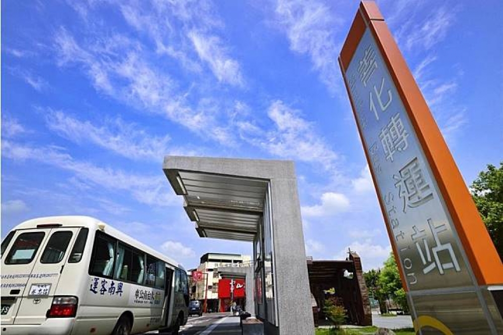 台南市自102年起推動符合臺南需求的「捷運化公共運輸系統」計畫，以捷運化的思維，逐步構建了屬於臺南的公共運輸發展藍圖。（取自台南市政府交通局網站）