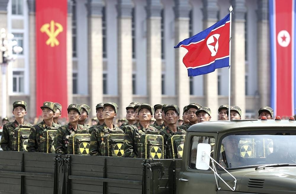 《朝鮮停戰協議》2013年7月27日迎來60周年紀念，圖為攜帶核能標誌盾牌的北韓軍人。（美聯社）
