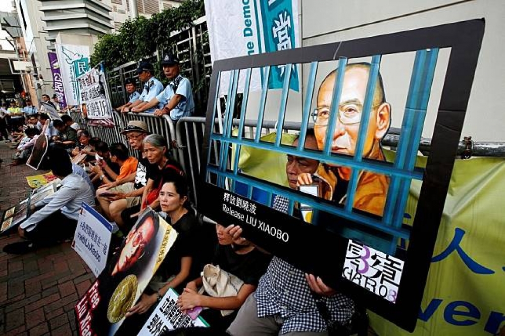 香港民主派13日在在立法會大會完結後，留在議事廳輪流讀出《零八憲章》的內容，聲援劉曉波。圖為示意圖。（湯森路透）