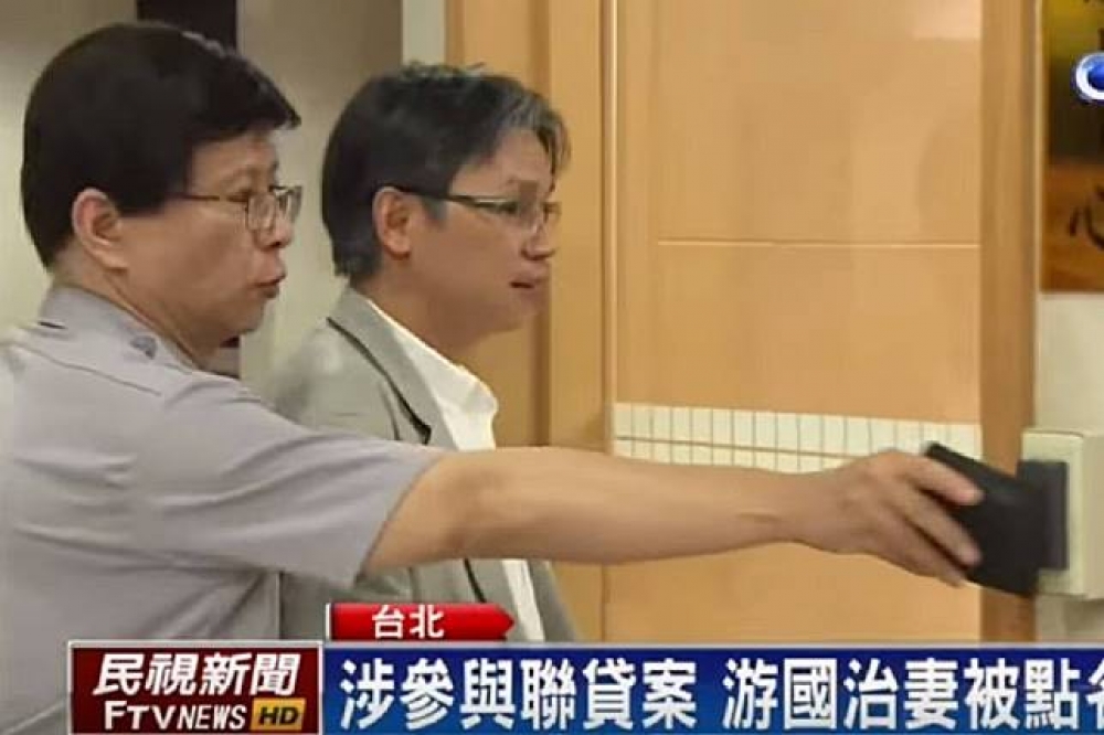 16日上午台北地方法院開庭，認定陳佳興涉嫌違反證交法，涉嫌重大，有勾串滅證之虞，裁定陳佳興羈押禁見。（翻攝自民視新聞）
