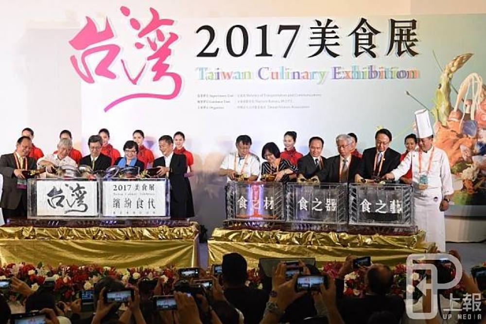 柯文哲21日與交通部長賀陳旦同台參加台灣美食展啟動式，兩人毫無互動。（攝影：葉信菉）