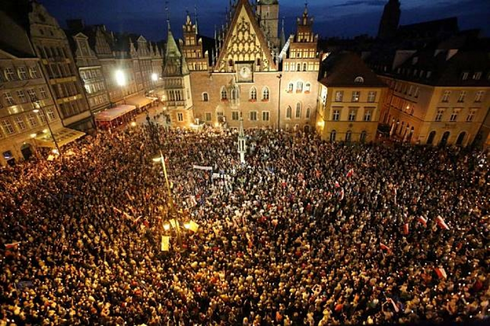 上萬波蘭民眾20日晚間在華沙進行抗議。（湯森路透）