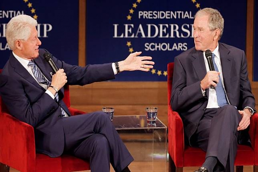 柯林頓和布希13日在一場論壇上談總統領導，話中有話。（湯森路透）