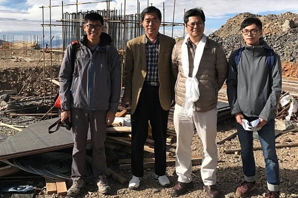 台大及史丹福團隊16日登上西藏高原探測「原初重力波」。畫面左起為台大團隊黃國斌、孫維新教授、史丹福大學郭兆林教授，以及台大學生曾宇翰，背景為重力波觀測設施即將置放的觀測基柱。（台大天文物理所提供）