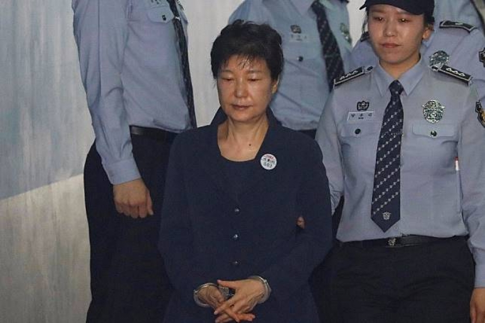 遭彈劾下台的南韓前總統朴槿惠，兩名關鍵吹哨者，是讓朴槿惠收押偵辦重要關鍵。(湯森路透)