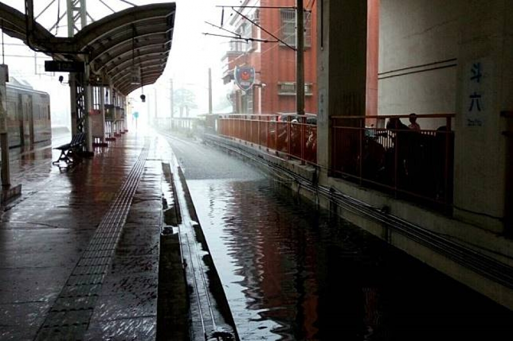 大雨造成台鐵雲林斗南站至嘉義大林站淹水，雙向停止行駛。圖為斗六站淹水情況。（台鐵提供）