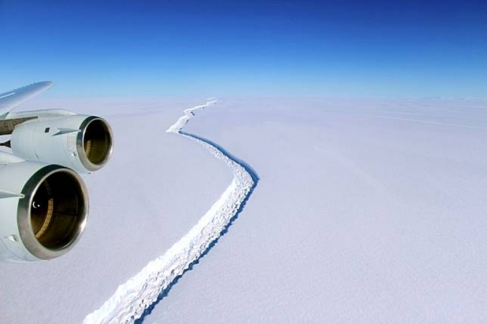 拉森C冰棚上的巨大裂縫。（湯森路透）