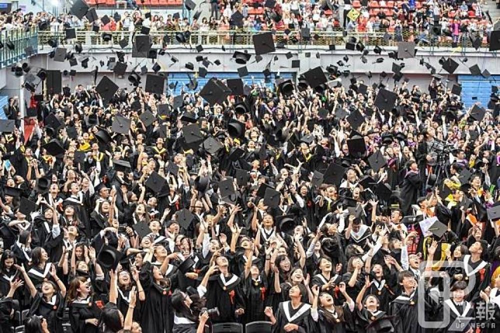 逾萬名應屆畢業生出席台大畢業典禮。（攝影：葉信菉）