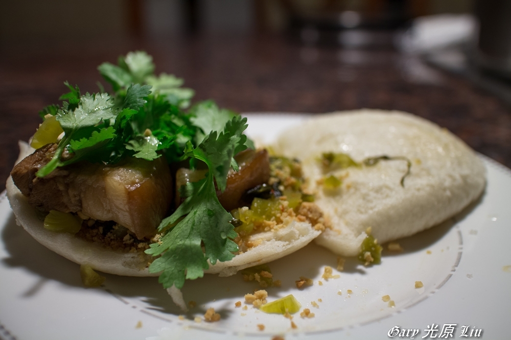 加了香菜的刈包（2014 ©  Gary Liu , Tiger bit pig(Steamed sandwich) @ Flickr, CC BY-SA 2.0.）