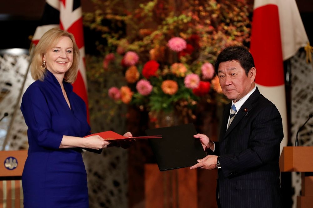 英國國際貿易大臣特拉斯（左）與日本外務大臣茂木敏充（右）在東京簽署《英日全面經濟夥伴關係協定》。（湯森路透）