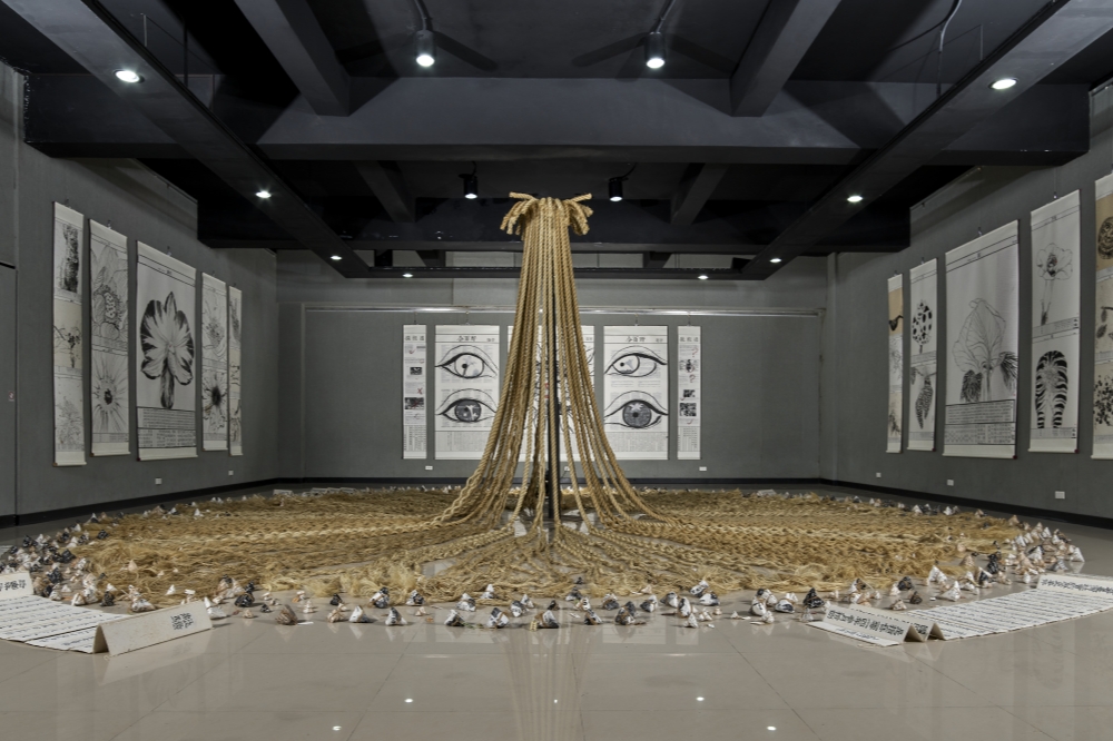 「袁金塔水墨紙漿多媒材作品展」將於2月20在日本東京都美術館展出，此為作品「算計」（離騷.野百合.太陽花）。（袁金塔提供）