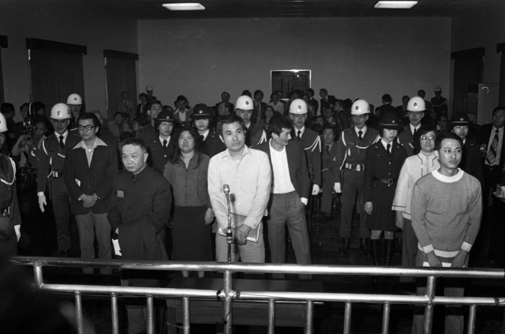 作者於1979 年12月13日清晨遭逮捕，拘票上的「罪名」是「涉嫌叛亂防逃」，圖為美麗島大審一隅。（圖片摘自網路）