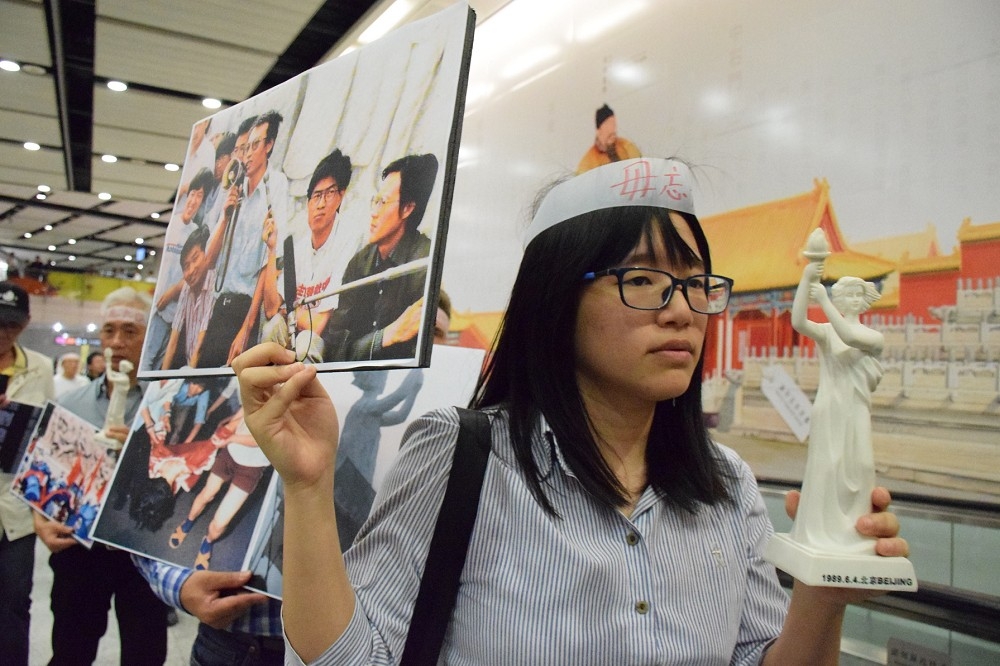 香港前支聯會副主席鄒幸彤因呼籲市民參與六四集會，被香港法院以「煽惑他人參與未經批准集結」判刑15個月。（維基百科／攝於2017年）