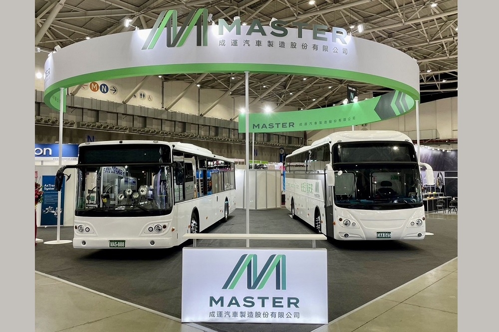 電動巴士國家隊成運汽車首次公開亮相全國第一輛電動城際巴士(右)以及全新發表之12米2門國產馬達低地板電動市區巴士(左)。(成運汽車提供)