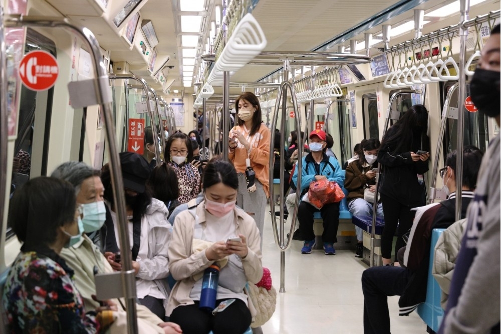 捷運免戴口罩首日，九成九以上的乘客都仍戴著口罩。（攝影：陳愷巨）