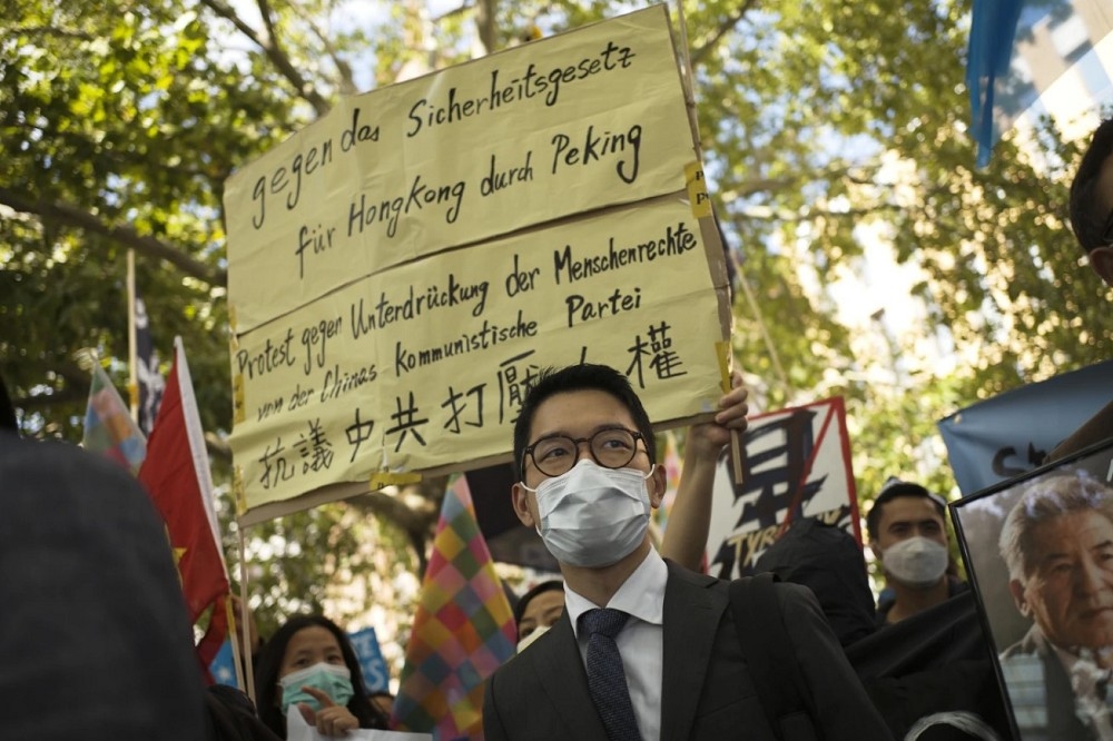 現在是港版國安法鎮壓香港以來最新嚴峻時刻，未來香港人權狀況只會更壞，株連範圍非常廣泛而且極不確定。（美聯社）