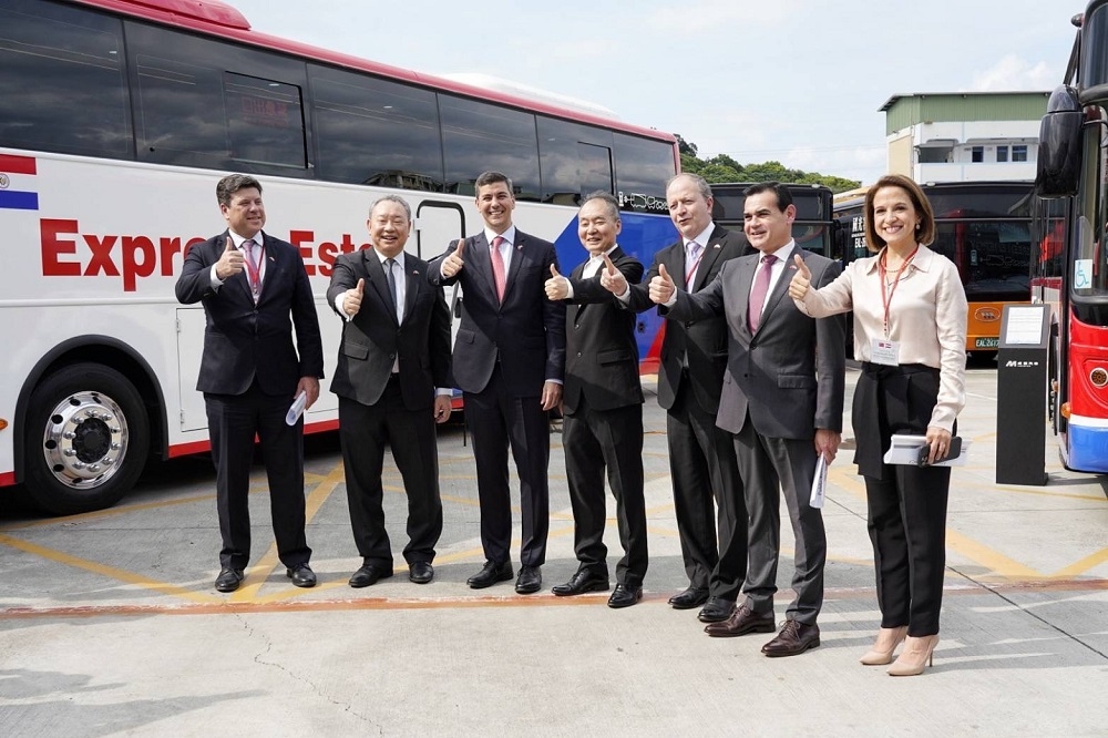 我南美洲友邦巴拉圭總統當選人貝尼亞（Santiago Peña）(左三)率團訪問台灣，13日由外交部次長俞大㵢(左二)、成運汽車董事長吳定發(中)等人陪同，參訪台灣電動巴士國家隊成運五股場。(成運汽車提供)