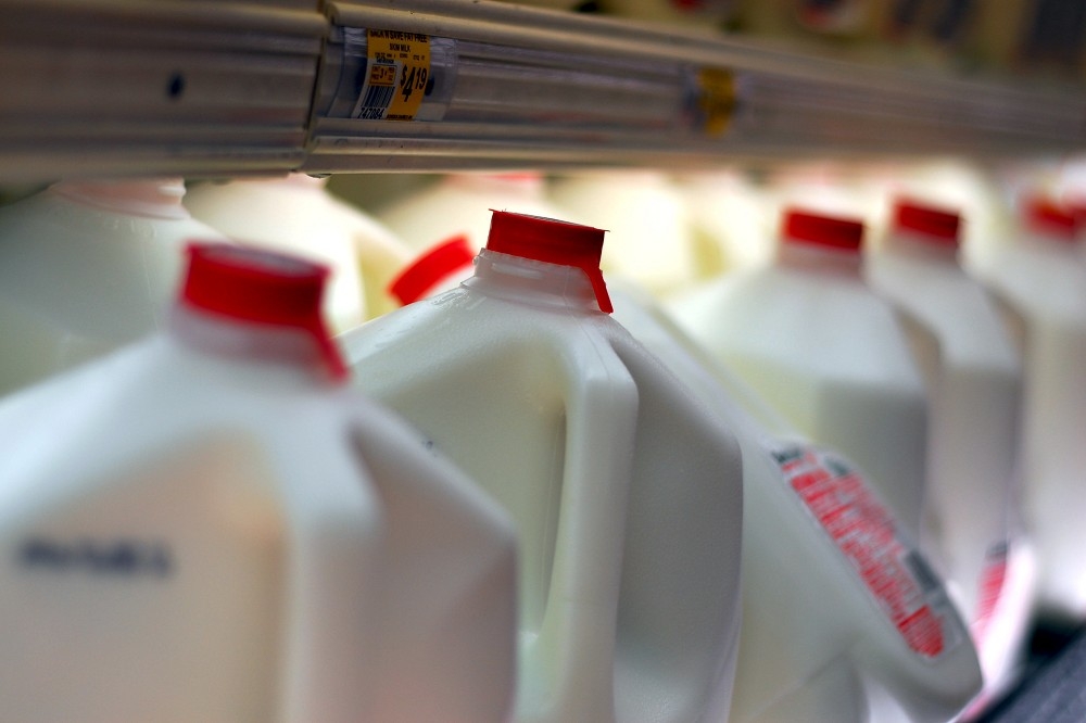 市售的牛奶（2007 © Guy Montag , Milk @ Flickr, CC BY-SA 2.0.）
