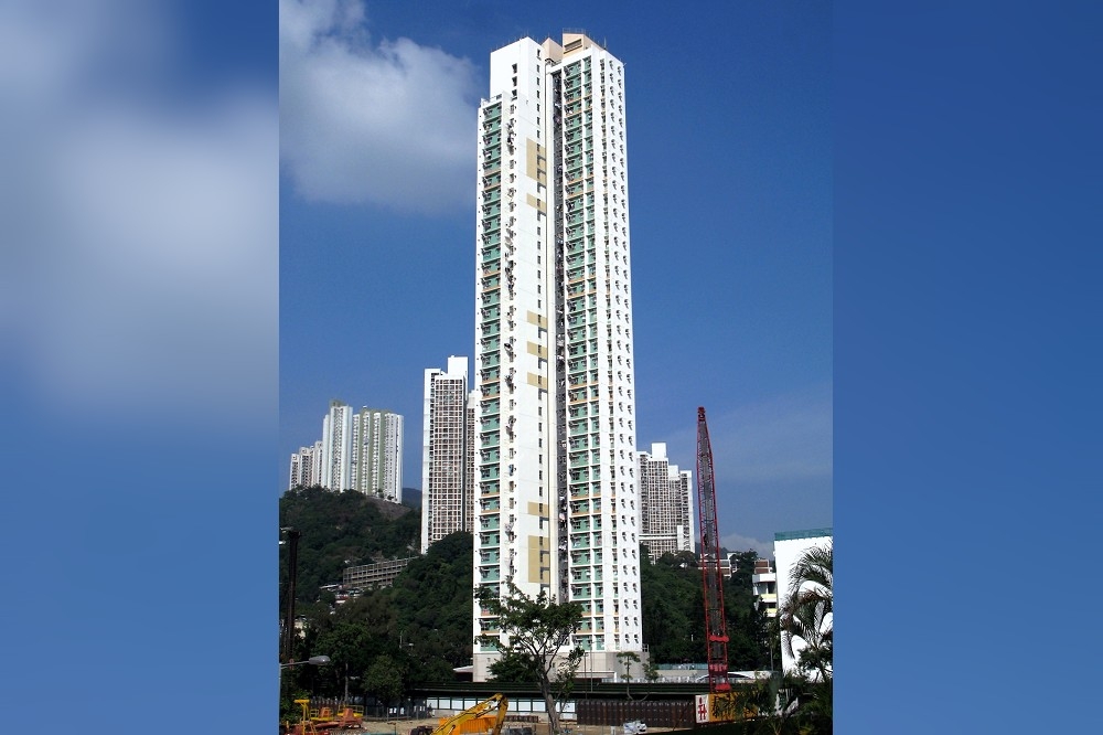 由香港政府大規模興建的多層公營租住房屋，簡稱公屋。這些公屋大樓一般每數座到十數座為一組，稱為屋邨。（維基百科）
