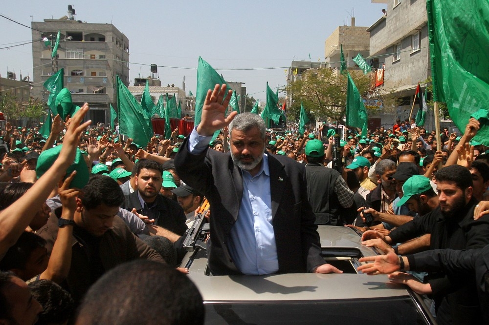 哈瑪斯領袖、如今流亡在卡達的哈尼雅，2006年在加薩地區與群眾一起投入對以色列的示威活動。（美聯社）