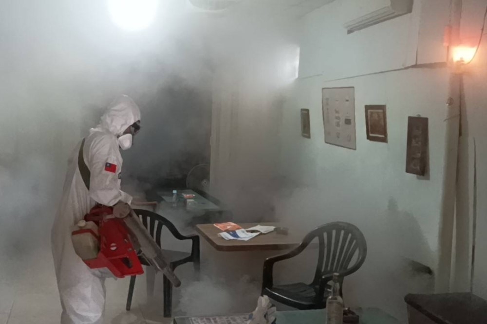 化學兵投入疫情熱區室內噴藥。（取自台南市政府衛生局官網）