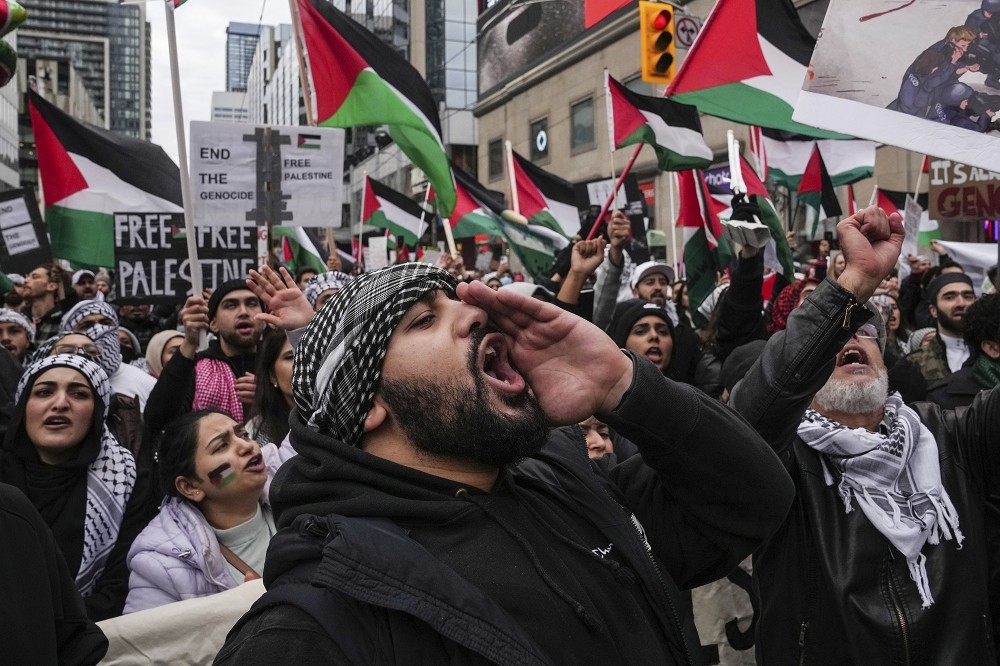 以巴衝突持續，挺巴勒斯坦的民眾在加拿大多倫多街頭呼籲支持加薩人民。（美聯社）