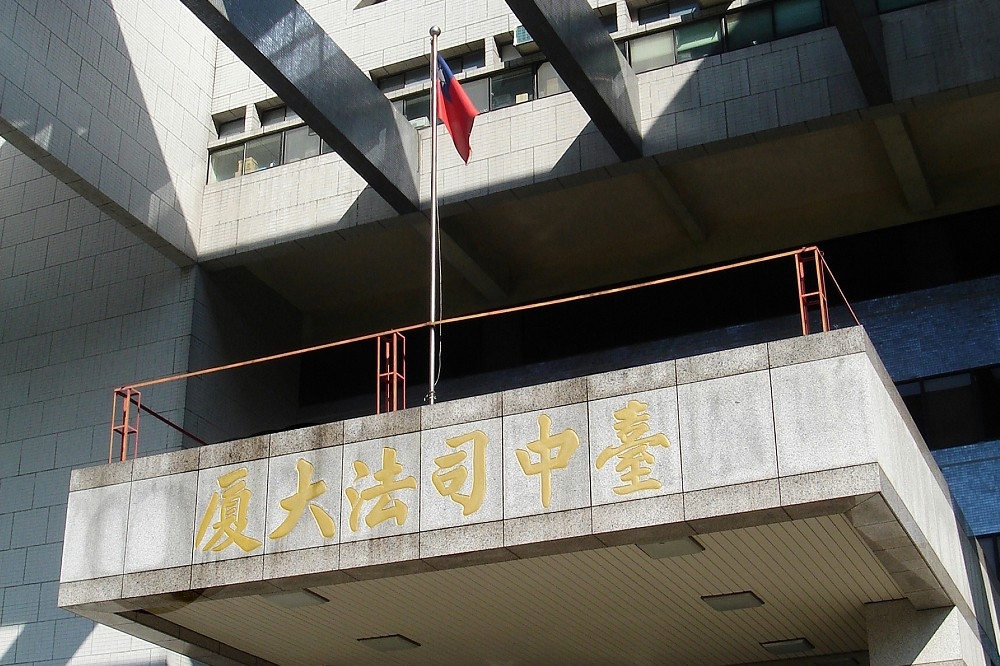 如果台灣社會允許地方法院的判決告訴學界什麼學術傳承與慣例是對的與那些是不對的，恐是對學術自由的侵犯與踐踏。（維基百科）