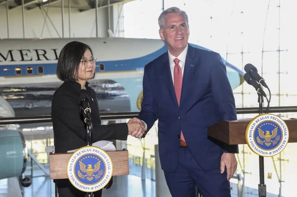 台灣時間４月6日凌晨，總統蔡英文（左）在加州雷根圖書館與時任美國眾議院議長麥卡錫會晤。（取自美聯社）