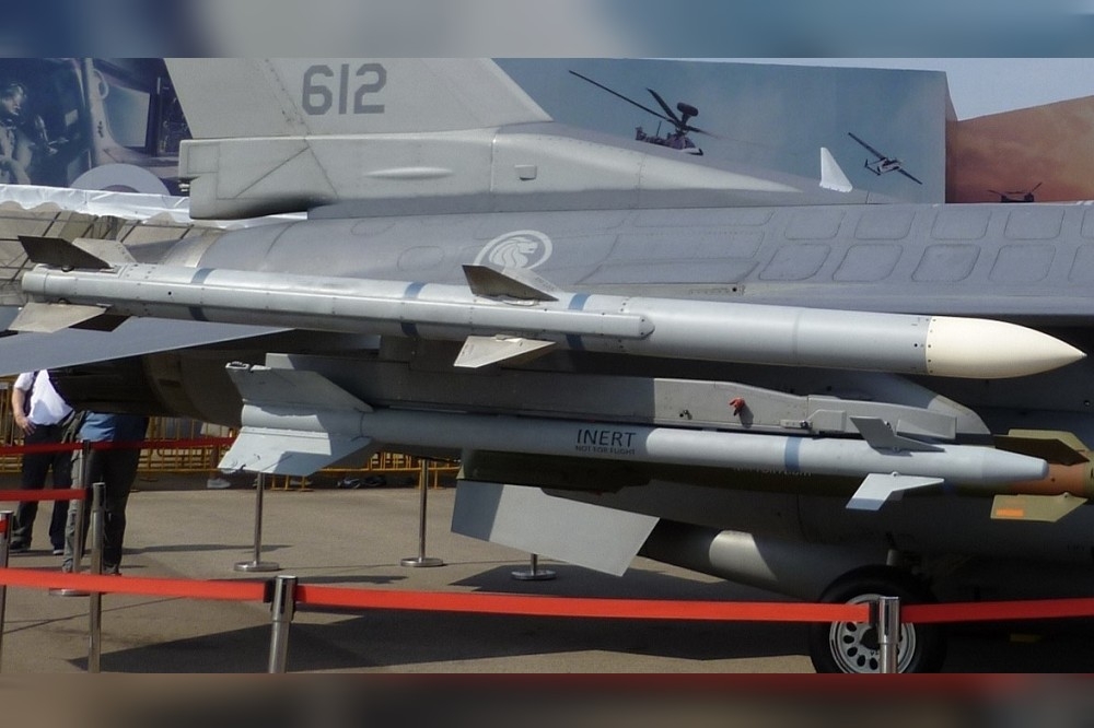 AIM-120中距空對空飛彈（近）與AIM-9近距纏鬥飛彈（遠）。（作者提供）