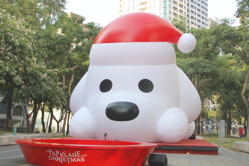 台中草悟道「PARKLANE CHRISTMAS」聖誕村落打造日本插畫萌犬。（邱家琳攝）