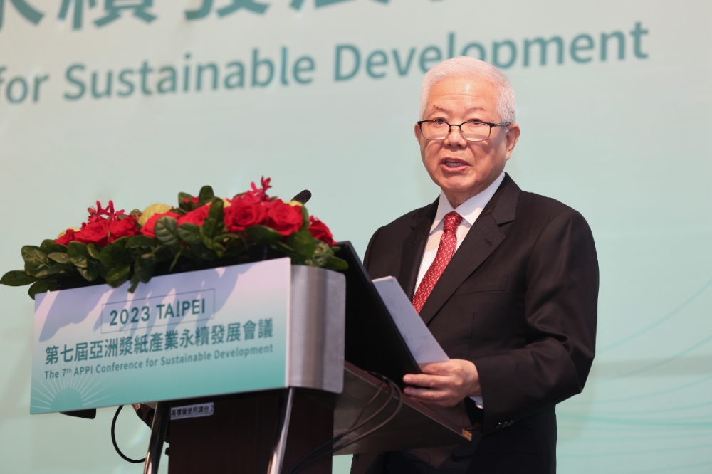 何壽川院長於亞洲漿紙產業永續發展會議中發表專題演講，倡議更全面的碳計量方式。（永豐餘學院提供）