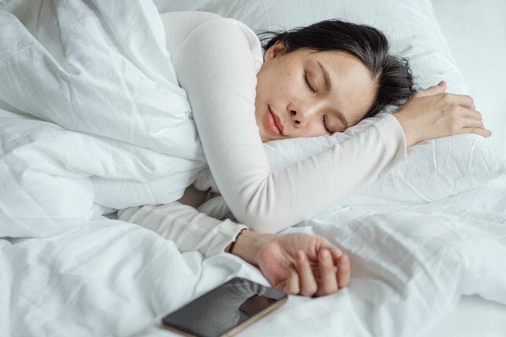 「睡不好」可能與睡眠呼吸中止、胃食道逆流、憂鬱症有關。（取自 Pexels）