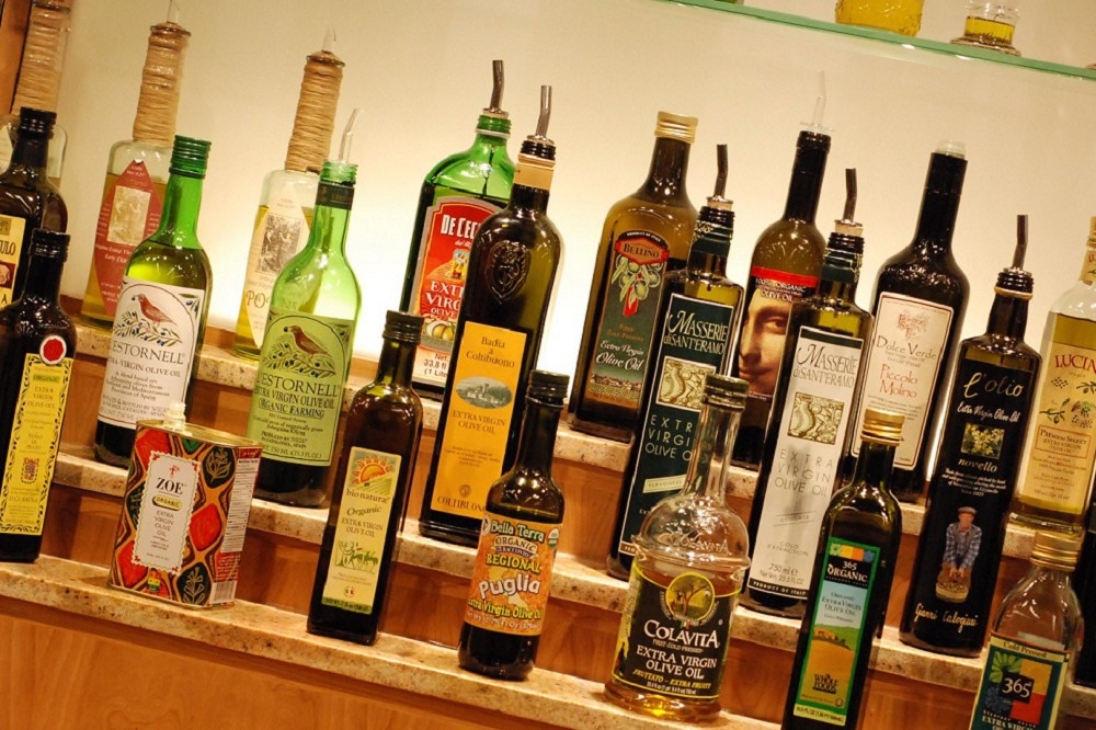 橄欖油（2006 © Josh Hallett , Olive Oil Bar @ Flickr, CC BY-SA 2.0.）