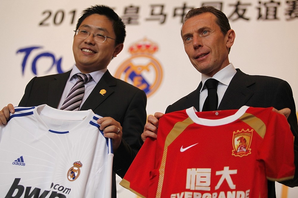 恆大足球董座劉永灼（左）被捕，圖為2011年他與皇馬足球俱樂部退役前峰布特拉格諾（右）合照。（資料照片／美聯社）