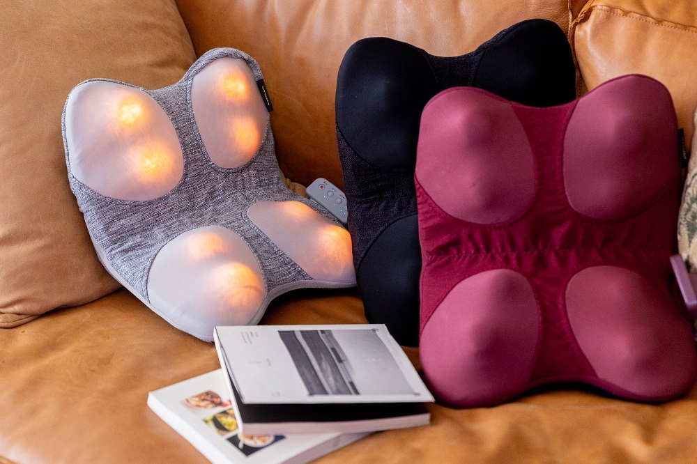 日系品牌推出「V型溫感推揉按摩枕」強調輕巧、方便收納，兼具功能性和實用性。（ATEX安得士提供）