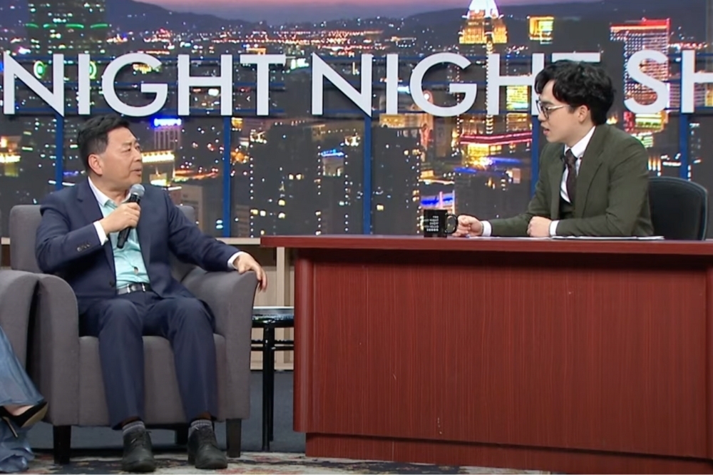 王志安在《賀瓏夜夜秀》嘲笑陳俊翰，根本完全無涉幽默，而是明明白白的低俗歧視。（圖片擷取自《賀瓏夜夜秀》YouTube）