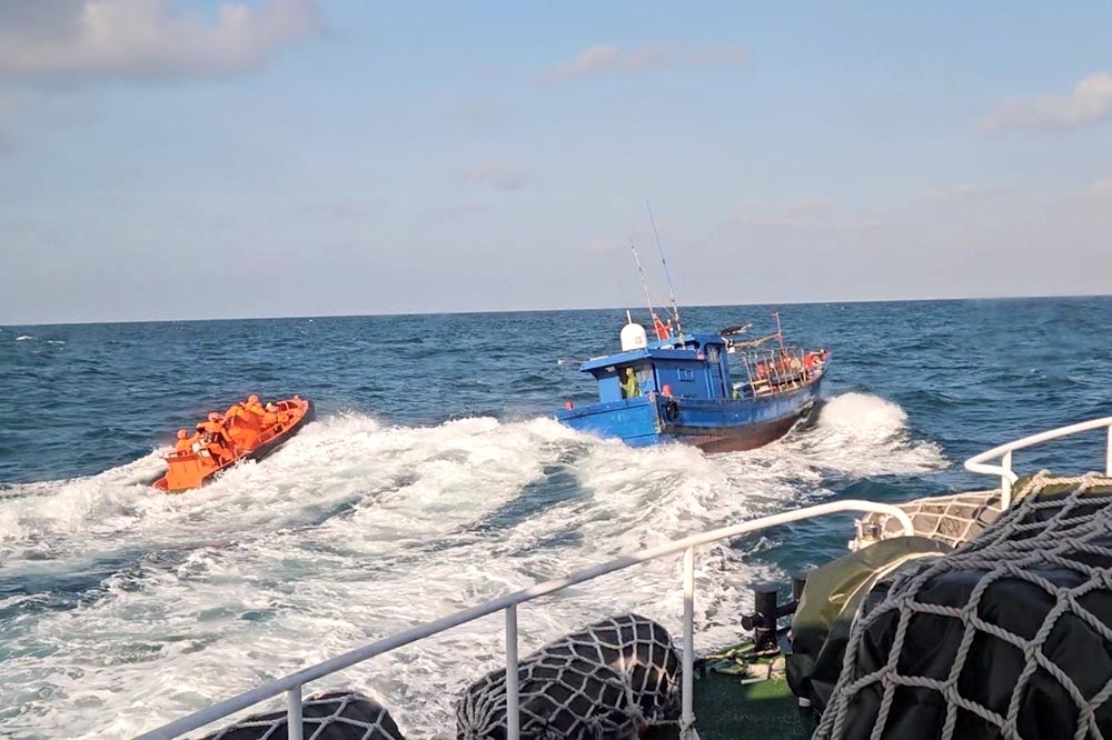 大陸漁船金門海域翻覆造成二死事件，絕非一樁「越界捕魚」事件，而是一次「強行闖入、抹除界域、製造佔領」的「準侵犯」事件。（圖片由海巡署提供）