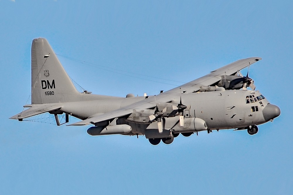 英美此次運用EC-130H型電戰機，對胡塞防空旅搜索雷達及無線電通信實施干擾，形成大區域的雷達及通信干擾區。（維基百科）